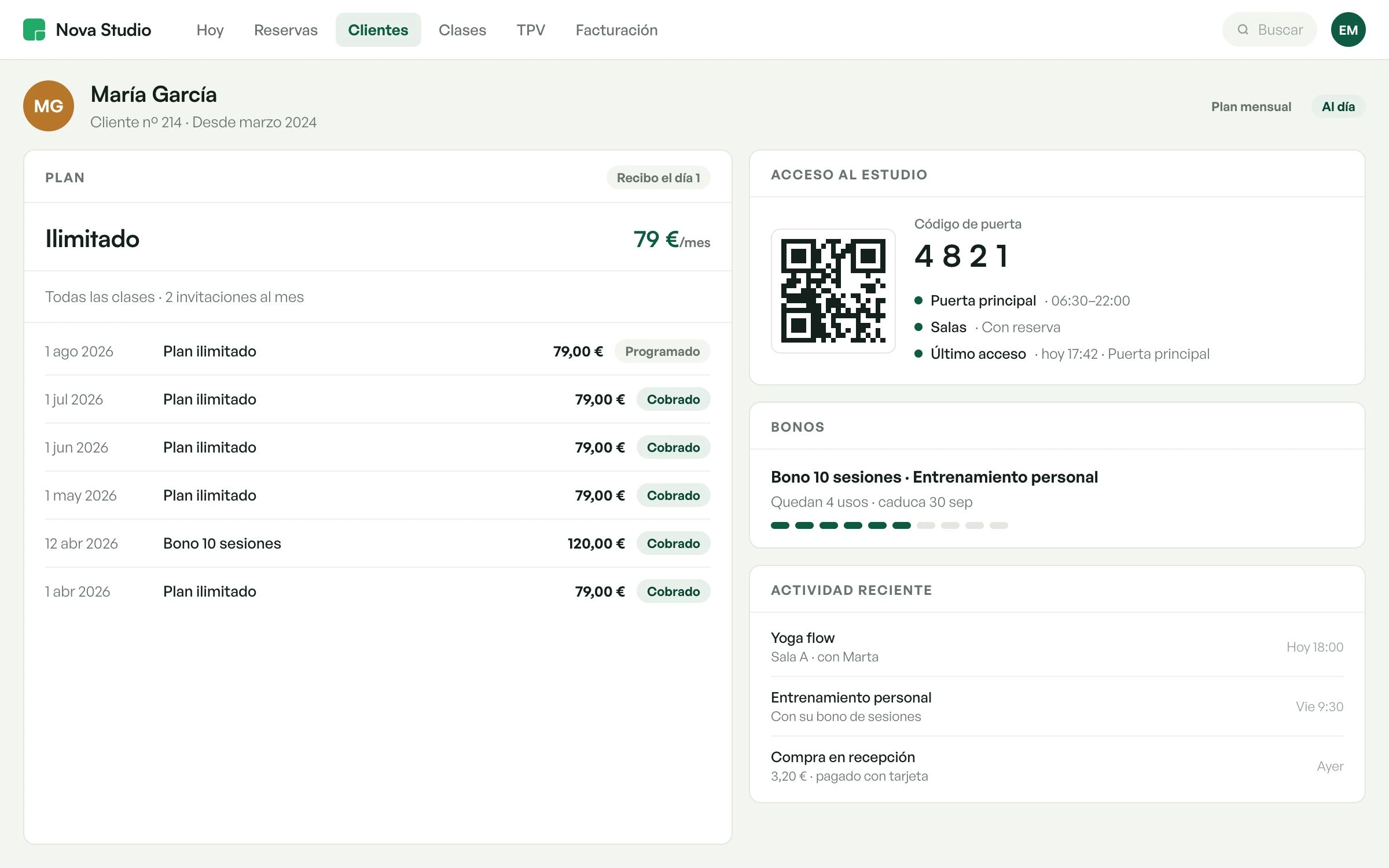La ficha de una clienta en ModuleSnap: su plan mensual y sus recibos, el acceso al estudio con QR y código, sus bonos y su actividad reciente