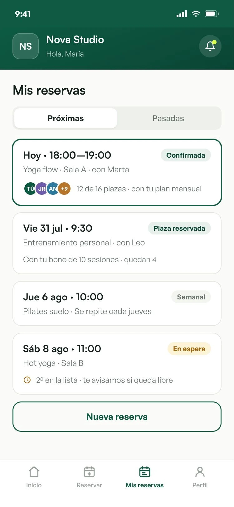 Las próximas reservas de una clienta en la app: una clase de yoga confirmada, una sesión de entrenamiento con su bono, un pilates semanal y una clase en lista de espera