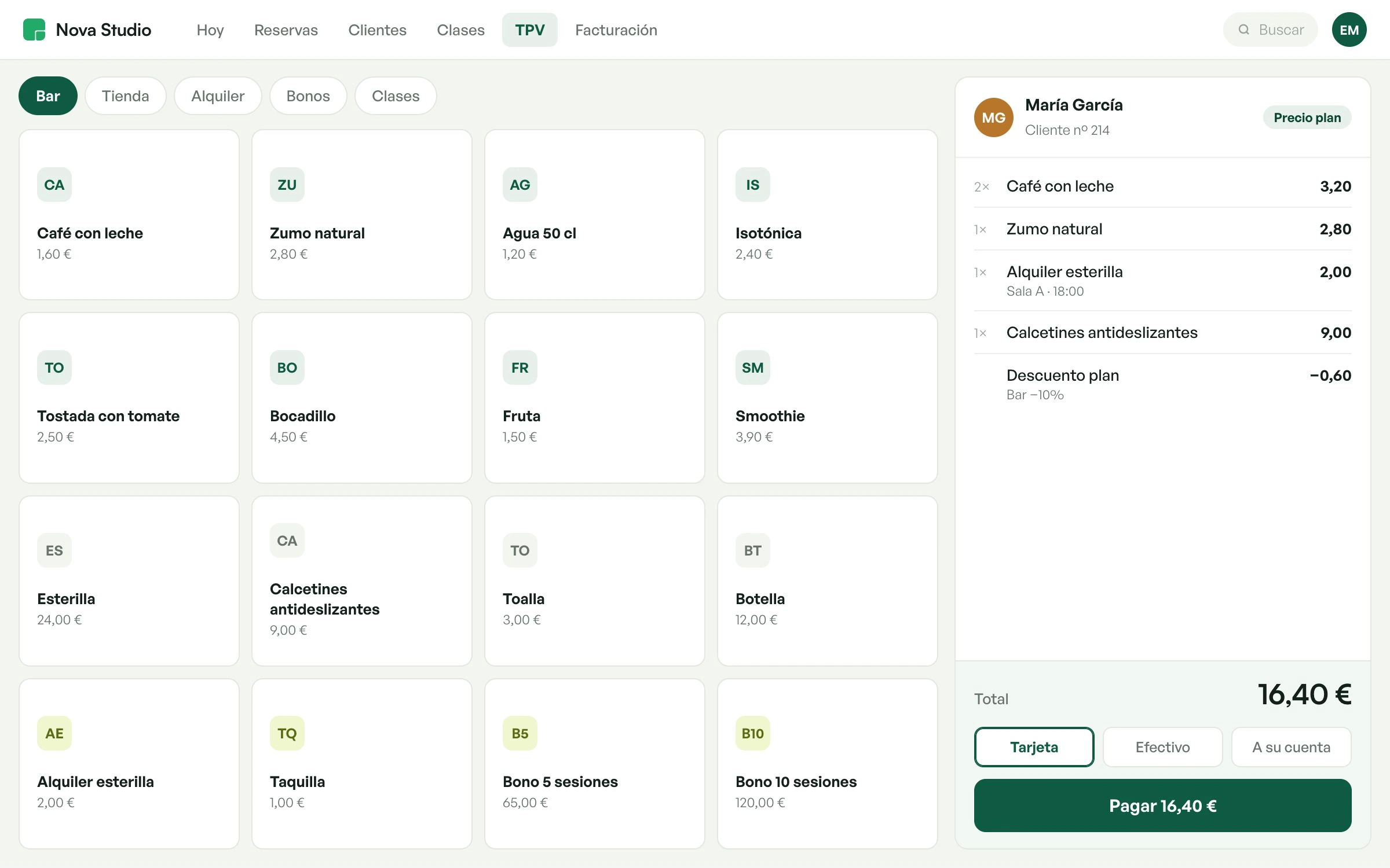 El TPV de ModuleSnap cobrando a una clienta: consumiciones de barra y un alquiler de esterilla en un mismo ticket, con el descuento del plan aplicado